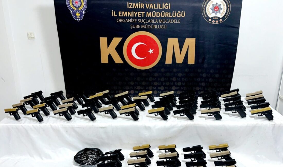 İZMİR (AA) – İzmir'de yasa dışı silah ticareti yaptıkları gerekçesiyle