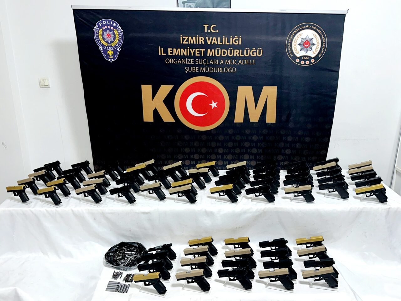 İZMİR (AA) – İzmir'de yasa dışı silah ticareti yaptıkları gerekçesiyle
