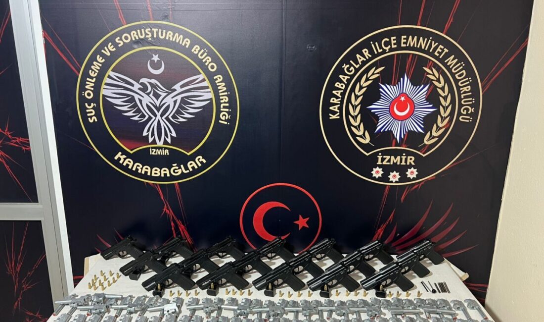 İZMİR (AA) – İzmir'in Karabağlar ilçesinde yasa dışı silah ticareti