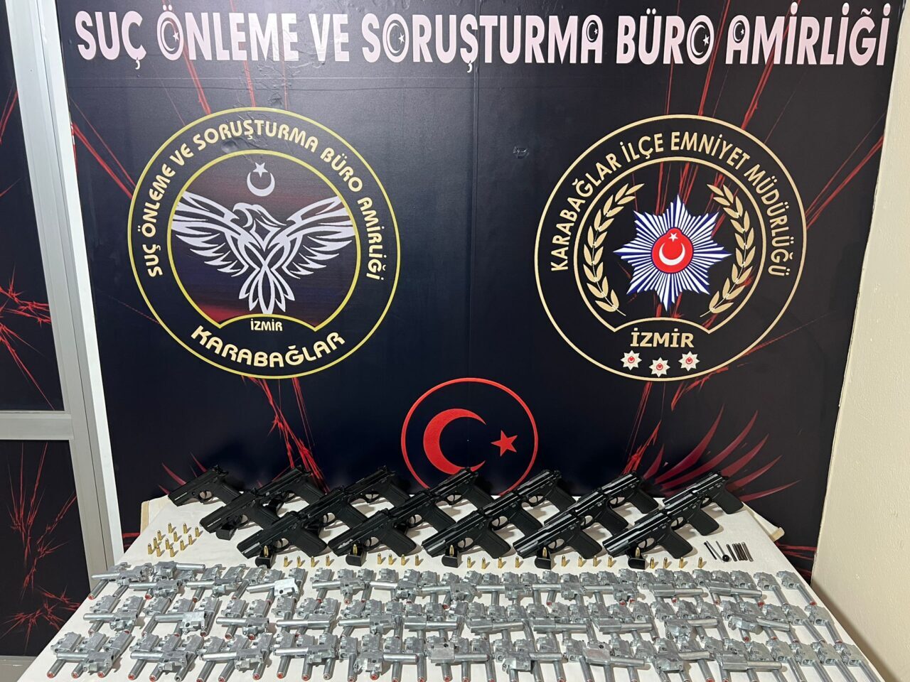İZMİR (AA) – İzmir'in Karabağlar ilçesinde yasa dışı silah ticareti