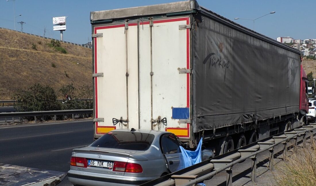 İZMİR (AA) – İzmir'in Bayraklı ilçesinde otomobilin tıra arkadan çarpması