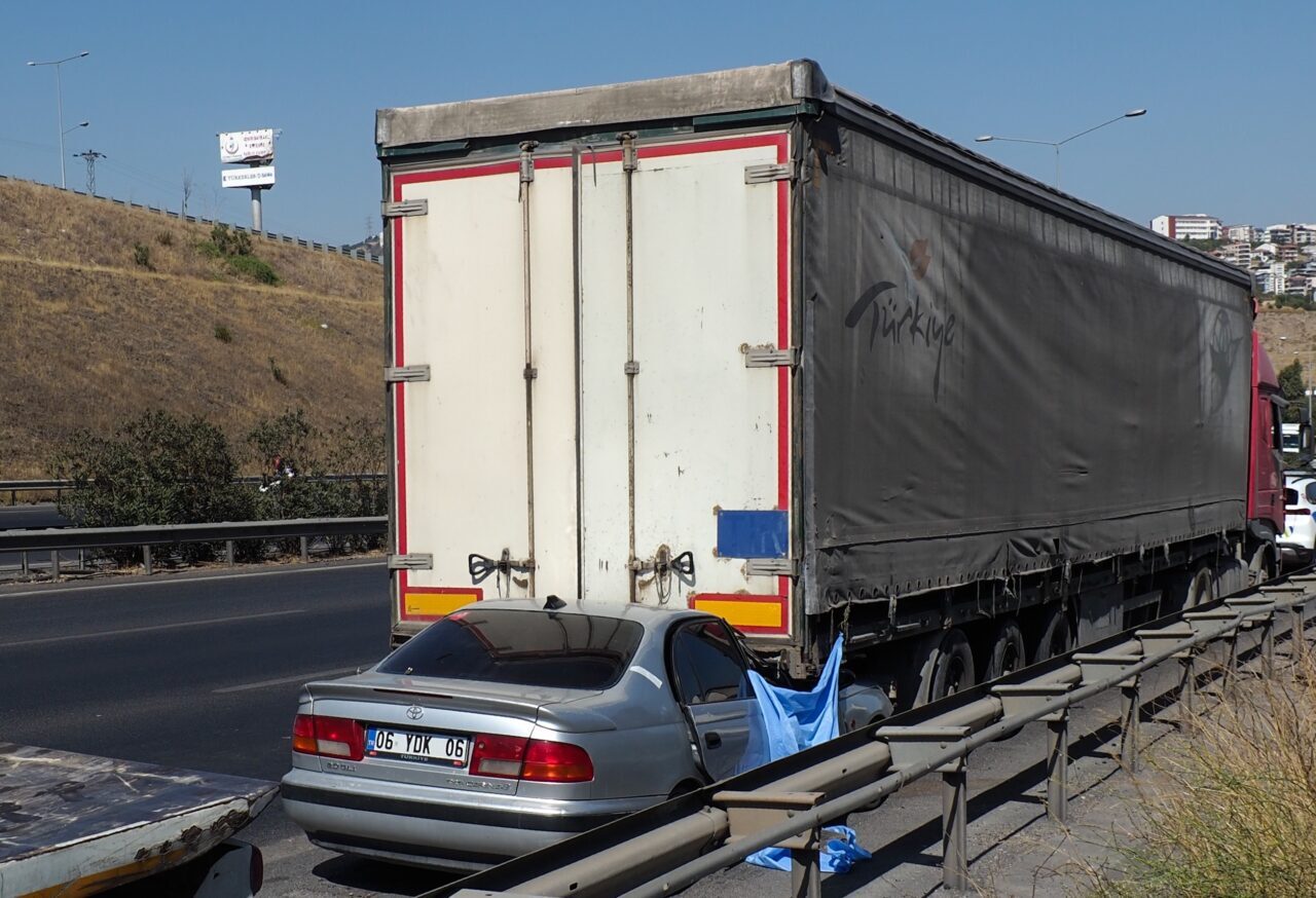 İZMİR (AA) – İzmir'in Bayraklı ilçesinde otomobilin tıra arkadan çarpması