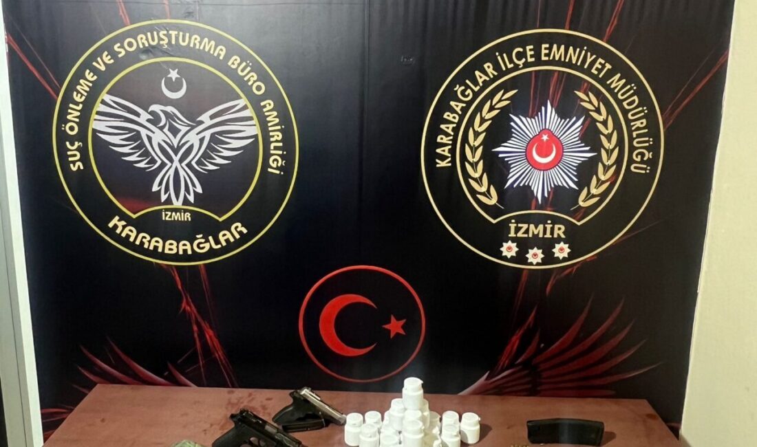 İZMİR (AA) – İzmir'in Karabağlar ilçesinde uyuşturucu ve silah ticareti