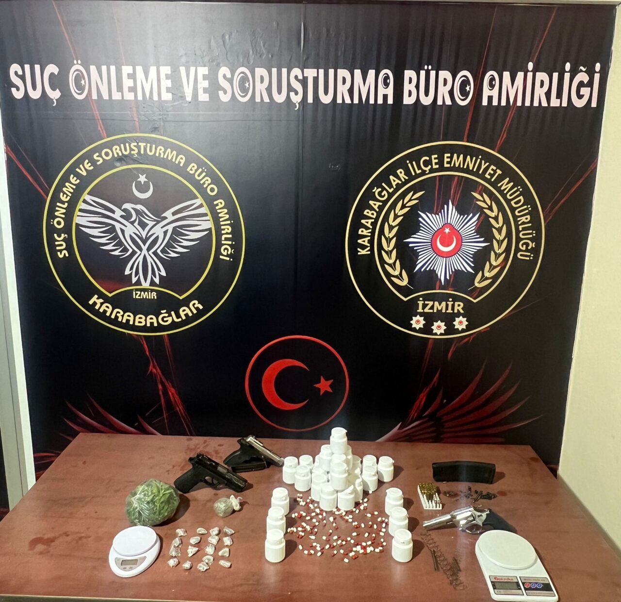 İZMİR (AA) – İzmir'in Karabağlar ilçesinde uyuşturucu ve silah ticareti