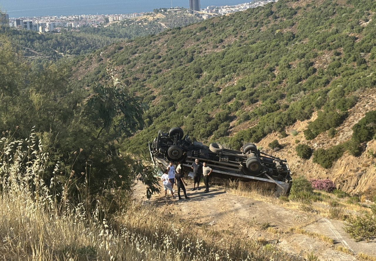 İZMİR (AA) – İzmir'in Balçova ilçesinde uçuruma devrilen kamyonun sürücüsü