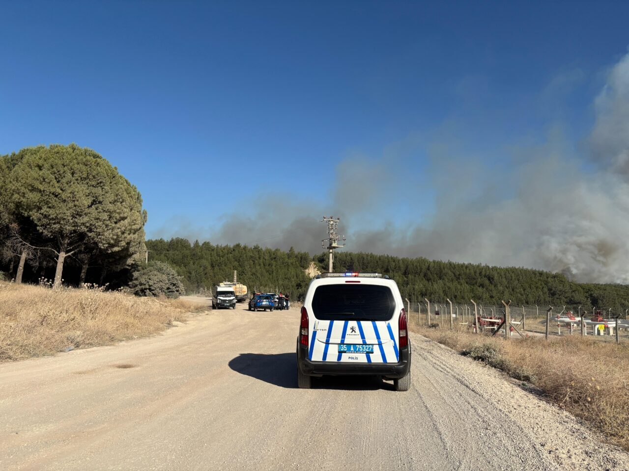 İZMİR (AA) – İzmir'in Buca ilçesinde ormanlık alanda çıkan yangına