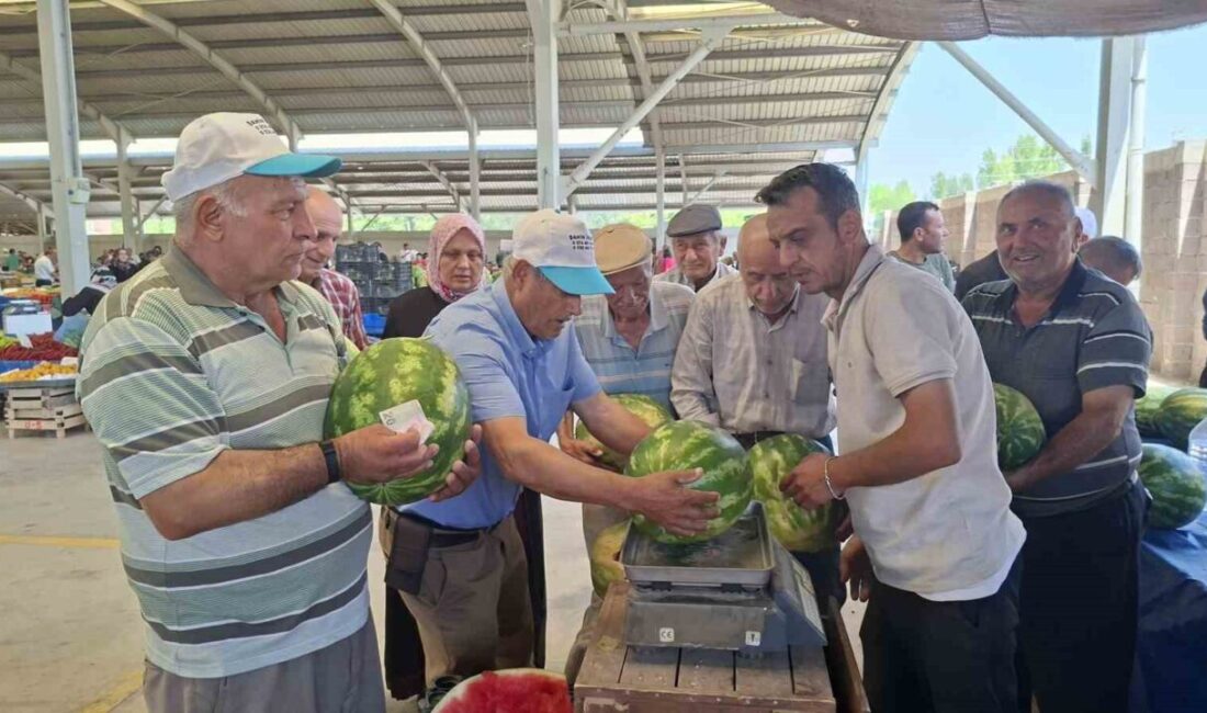 Kütahya’nın Hisarcık ilçesinde kurulan pazarda kilosu 3 liradan satılan 17