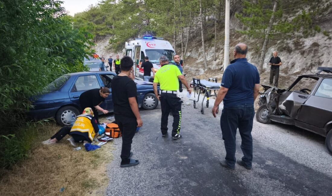 KÜTAHYA (AA) – Kütahya'da iki otomobilin çarpıştığı kazada 5 kişi