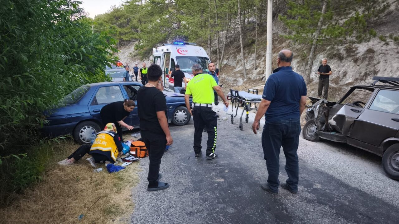 KÜTAHYA (AA) – Kütahya'da iki otomobilin çarpıştığı kazada 5 kişi