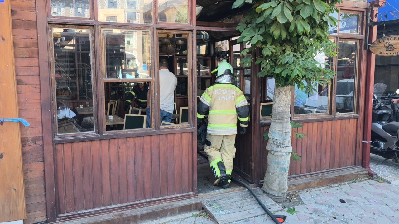KÜTAHYA (AA) – Kütahya’da bir kafede piknik tüpünün patlaması sonucu