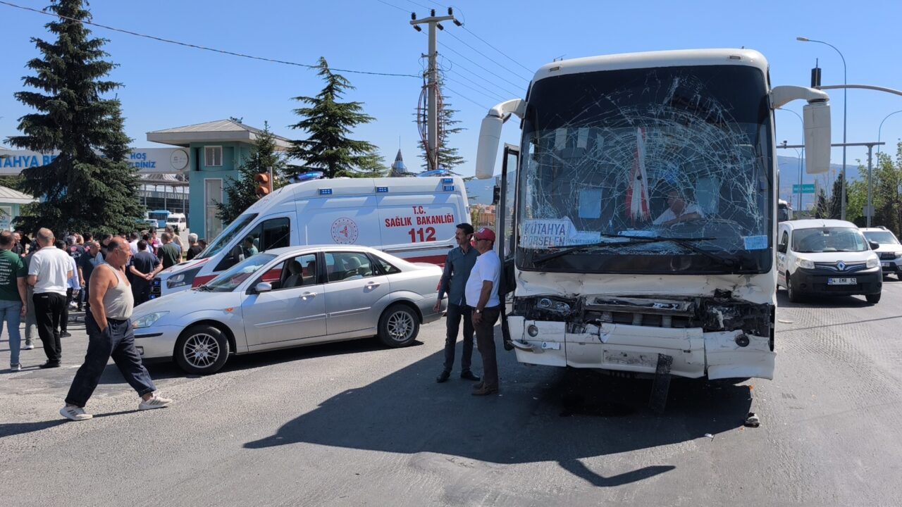 KÜTAHYA (AA) – Kütahya'da işçi servisinin LPG yüklü tankere arkadan
