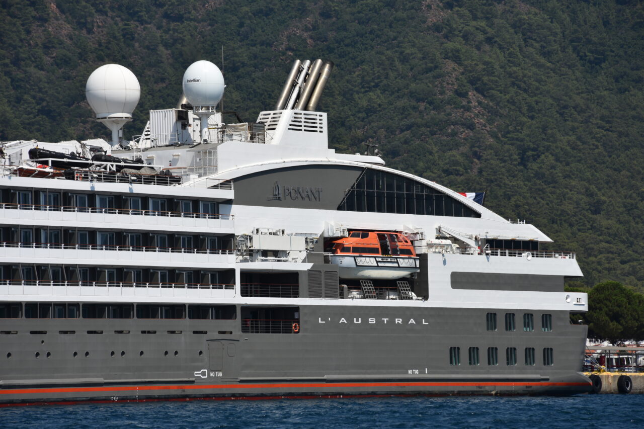 MUĞLA (AA) – Marmaris Limanı'na demirleyen "L Austral" isimli kruvaziyerle