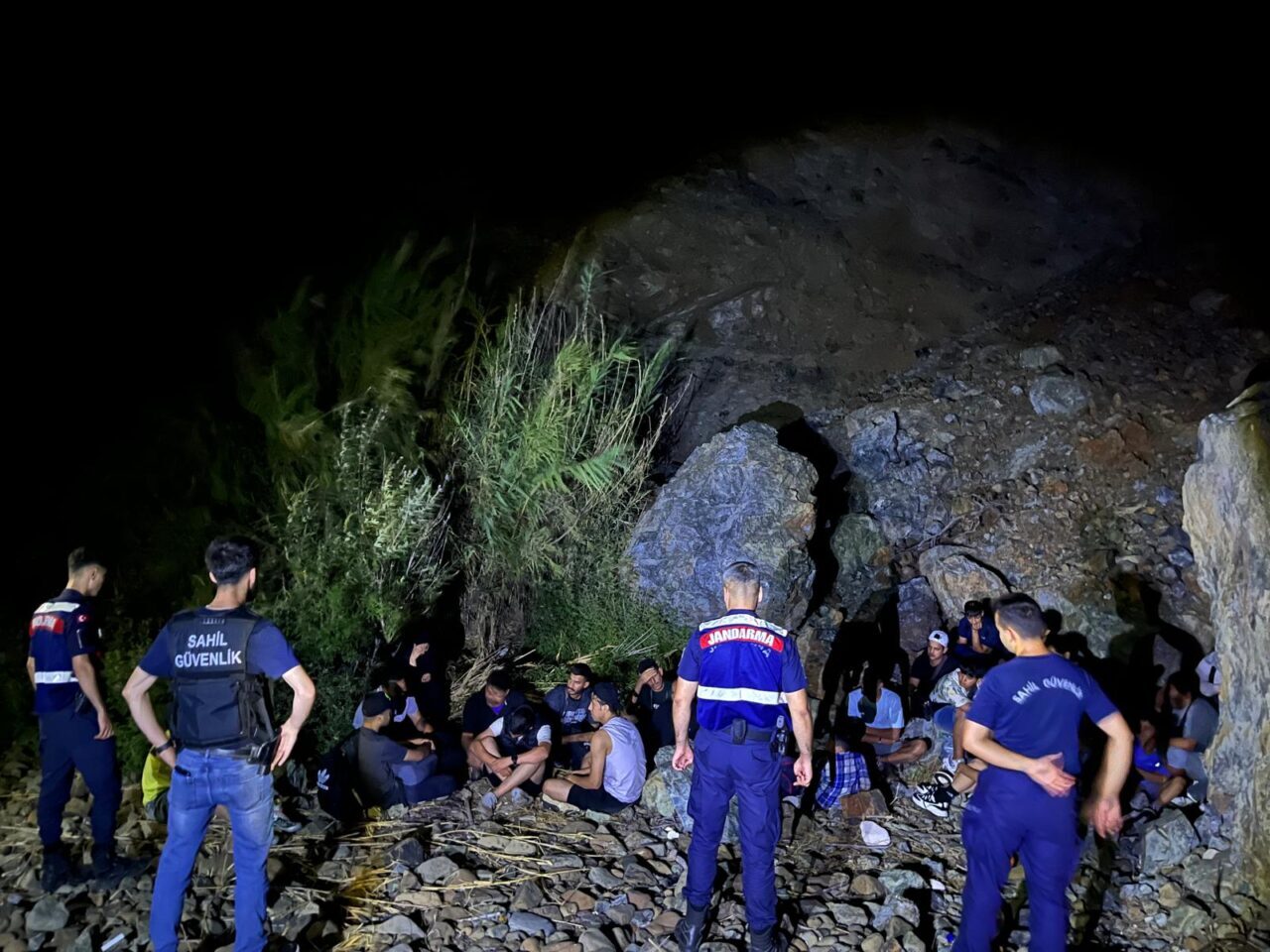 - Göçmen kaçakçılığı iddiasıyla 3 şüpheli gözaltına alındı