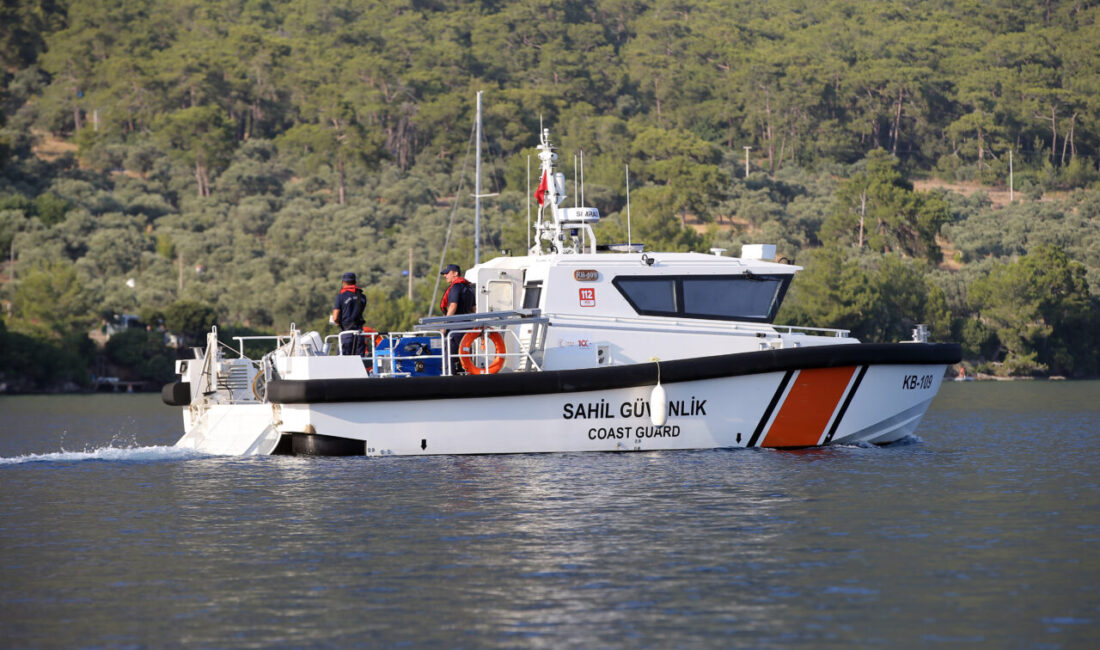 MUĞLA (AA) – Muğla'nın Menteşe ilçesinde kürek sörfüyle denize açılan