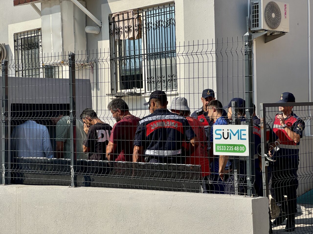 MUĞLA (AA) – Muğla'nın Seydikemer ilçesinde göçmen kaçakçılığı iddiasıyla gözaltına