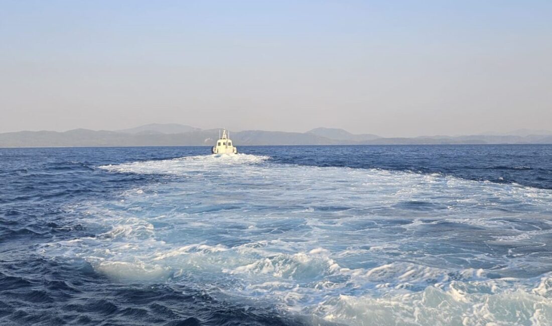 MUĞLA (AA) – Muğla'nın Menteşe ilçesinde kürek sörfü ile denize