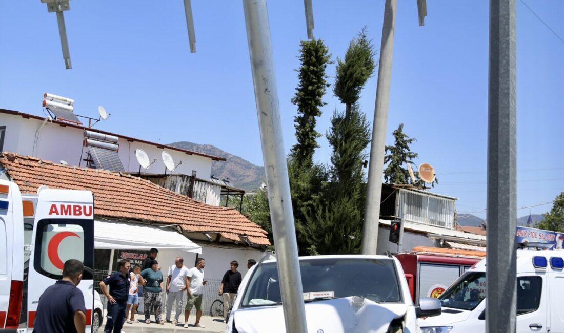 MUĞLA (AA) – Muğla'nın Fethiye ilçesinde minibüs ile hafif ticari
