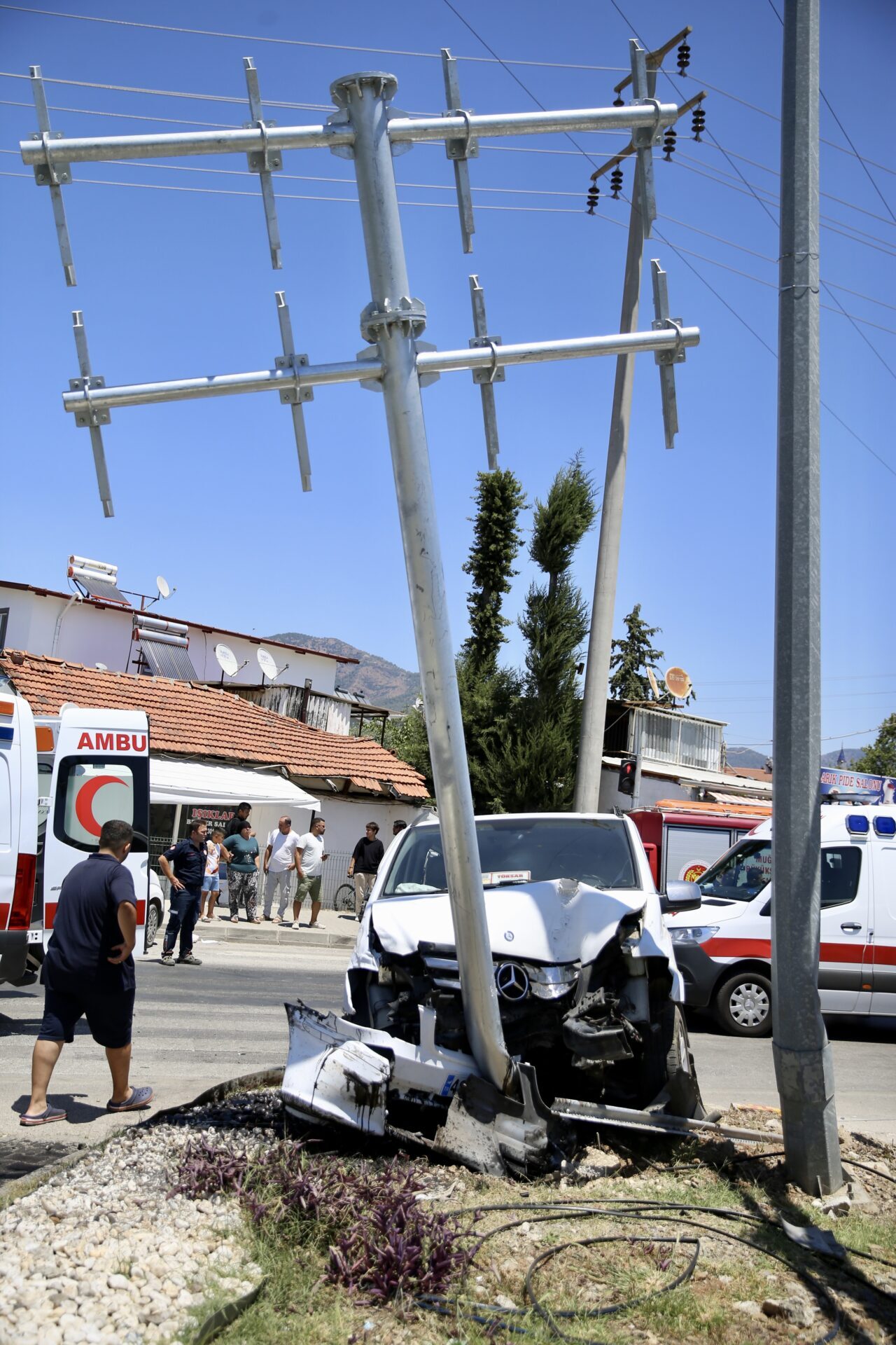 MUĞLA (AA) – Muğla'nın Fethiye ilçesinde minibüs ile hafif ticari