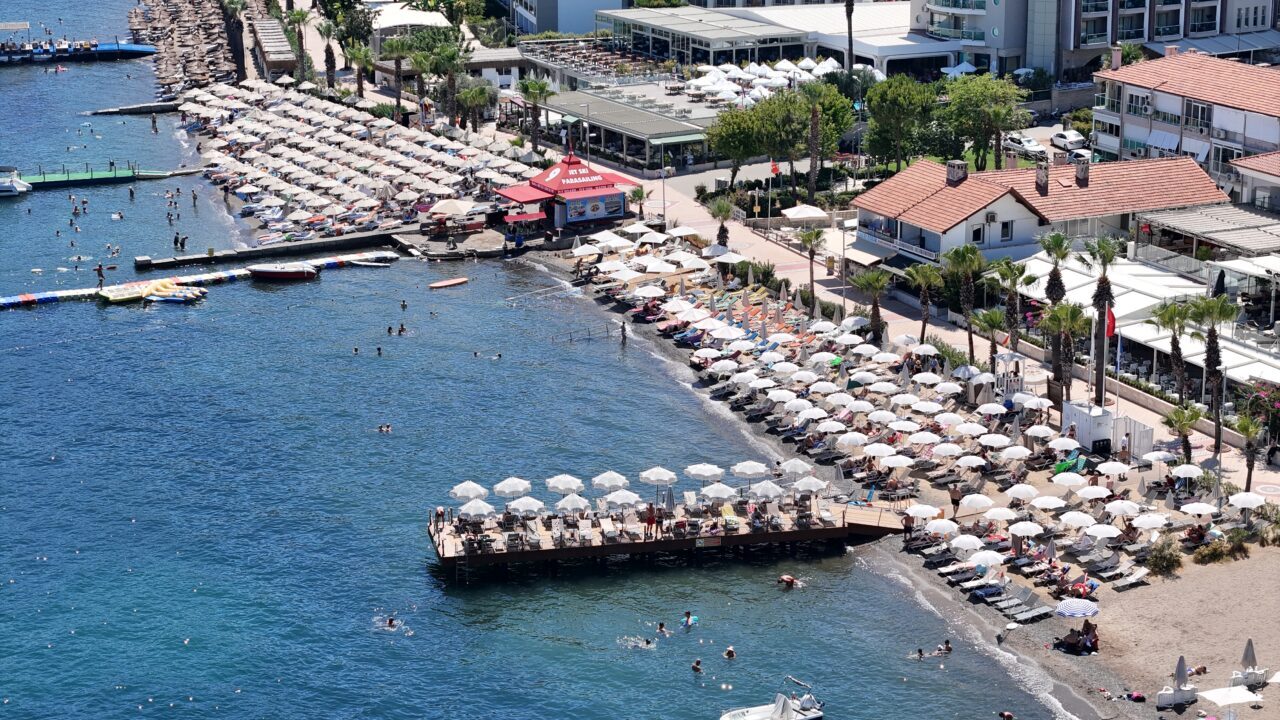 MUĞLA (AA) – Muğla'nın turistik ilçelerindeki sahillerde sıcak hava nedeniyle