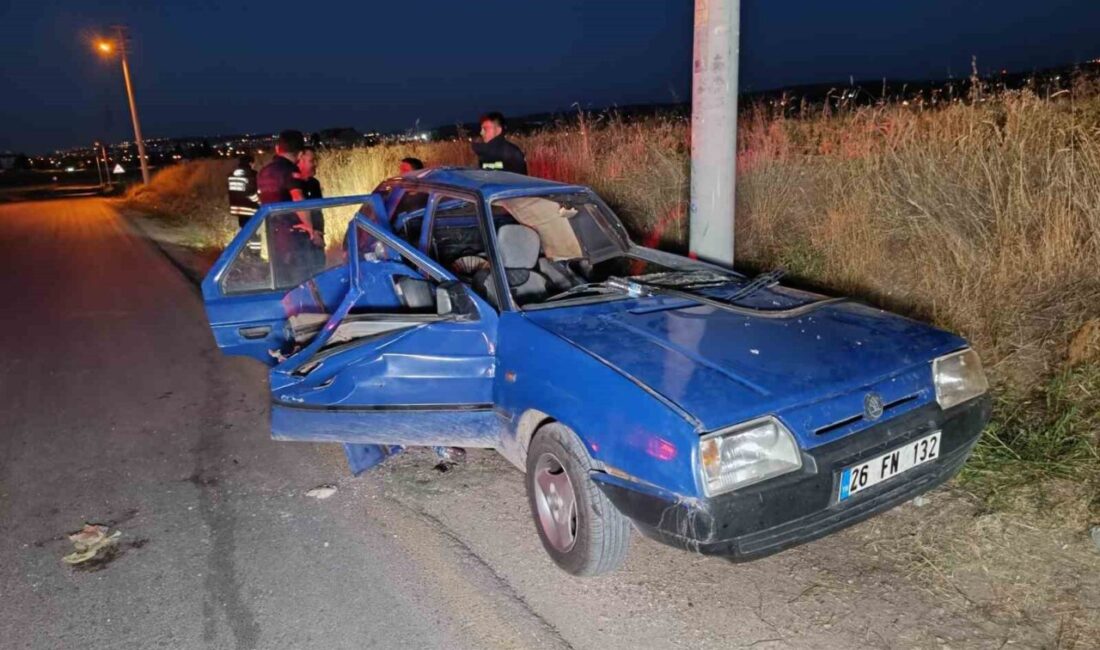 Eskişehir’de yüksek hızla seyir halindeki otomobilin aydınlatma direğine çarparak takla