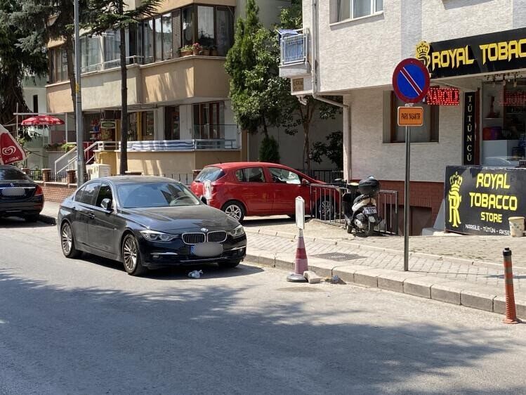 Eskişehir’de bazı sürücüler, trafiğin çift yönden aktığı sokaktaki ’Park Yasaktır’
