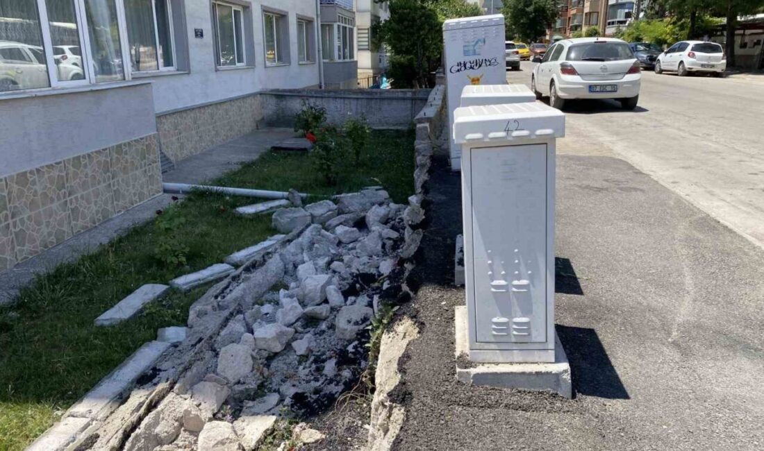 Eskişehir’in Akarbaşı Mahallesi’nde pazarcıların kaldırıma park ettiği kamyonlar nedeniyle bir