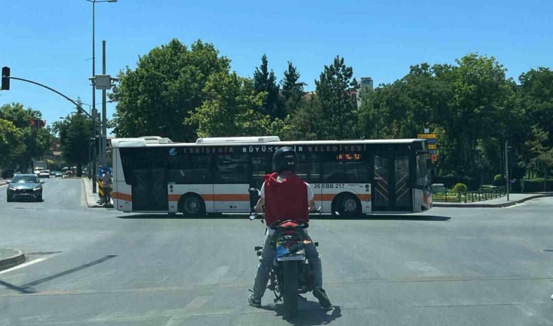 Eskişehir’de bir motosiklet sürücüsü, plakasına boyunluk geçirdiği motosikletle kırmızı ışıkta