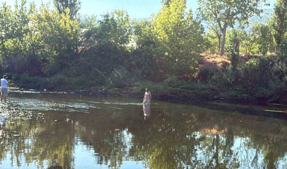 Eskişehir’in Sarıcakaya ilçesinde serinlemek için Sakarya Nehri’ne giren iki çocuk