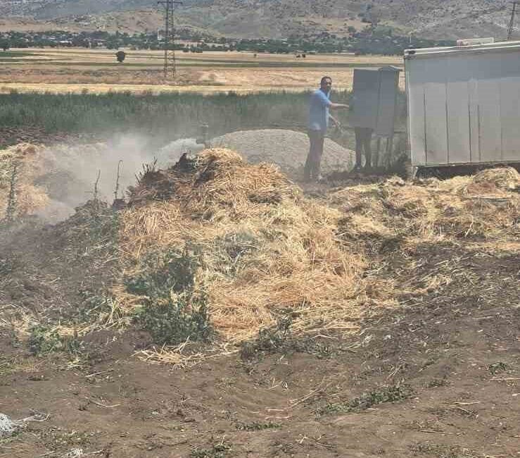 Afyonkarahisar’ın Şuhut ilçesinde saman balyası yüklü tırın elektrik tellerine temas