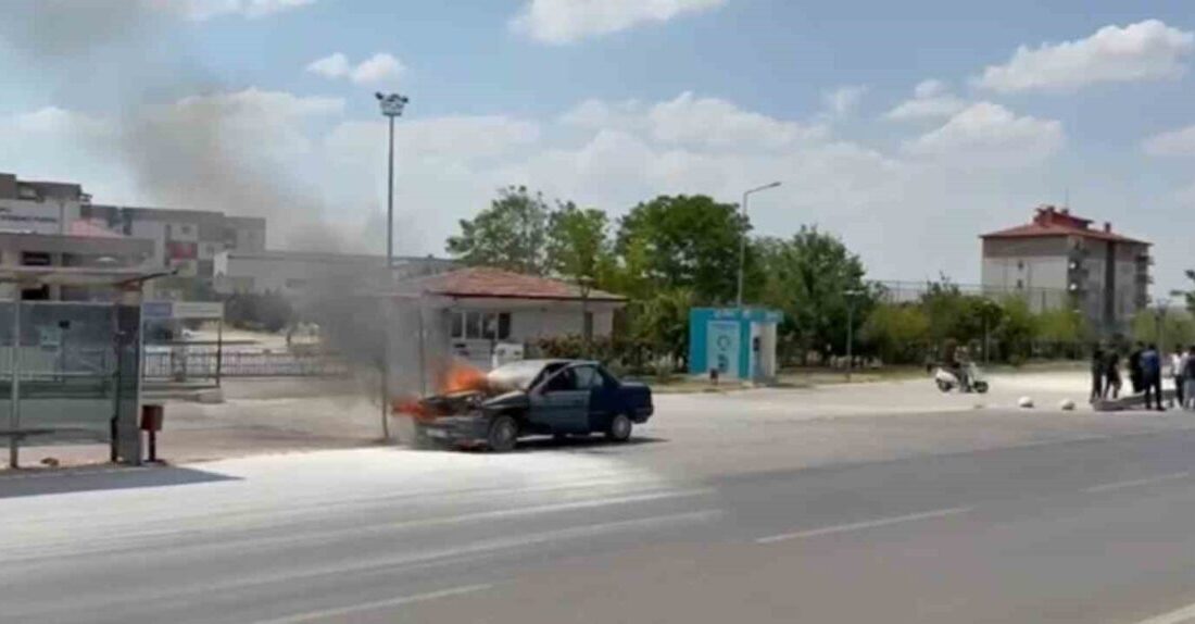 Afyonkarahisar’da seyir halindeki otomobilde çıkan yangın paniğe sebep oldu. Safiye