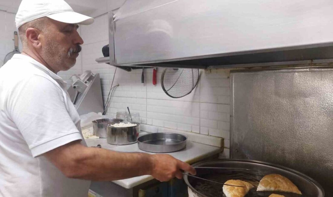 Eskişehir’de yaz sıcaklarına rağmen çibörek üretimine devam eden Necati Aslan,