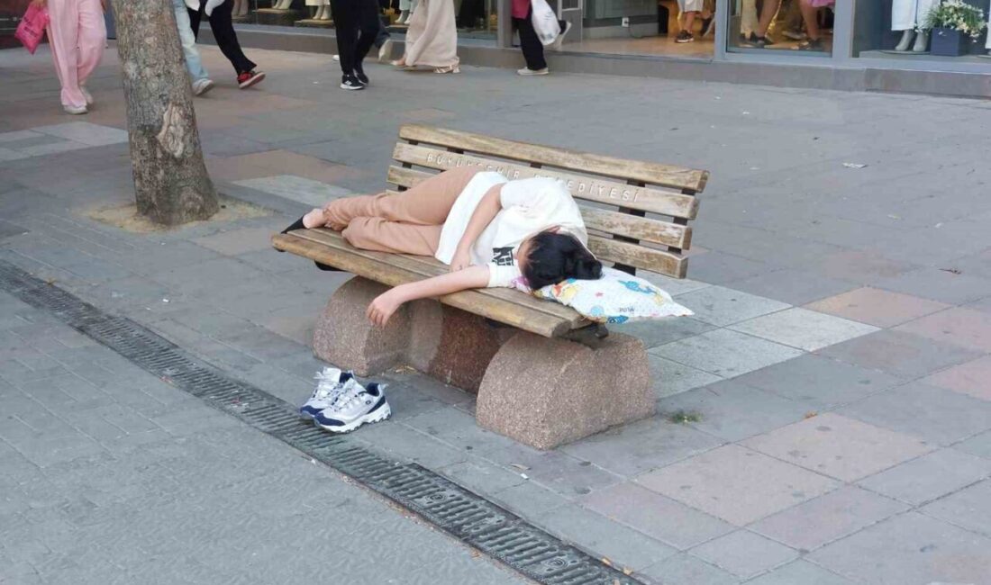 Eskişehir’de sıcaktan bunalan bir gencin şehrin en işlek caddesi üzerindeki