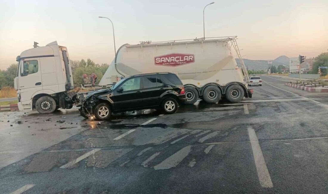 Kütahya’nın Tavşanlı ilçesinde otomobil ile tırın çarpışması sonucu meydana gelen