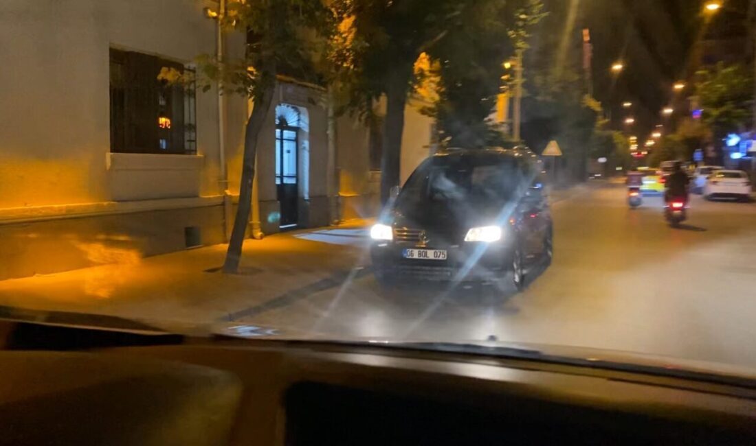 Eskişehir’de gece saatlerinde ters yönden giderek trafiği tehlikeye atan otomobil