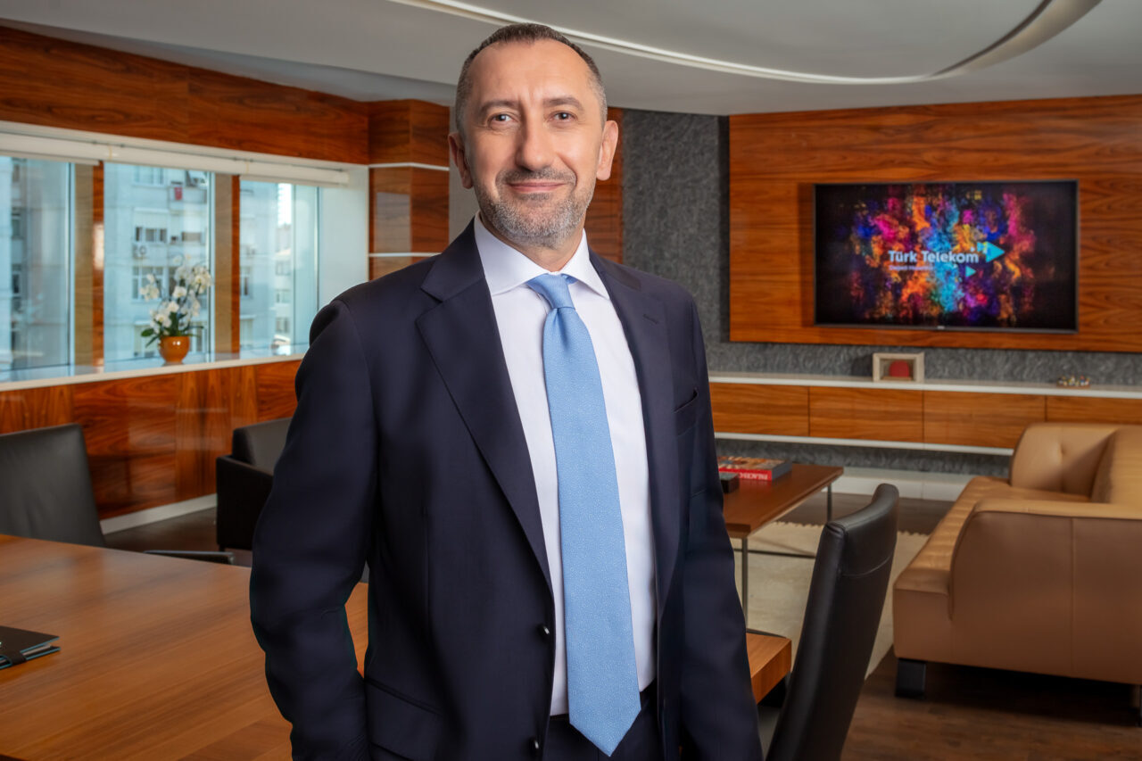 - Türk Telekom CEO'su Ümit Önal:
- "Ülkemizi geleceğe bağlama amacıyla
