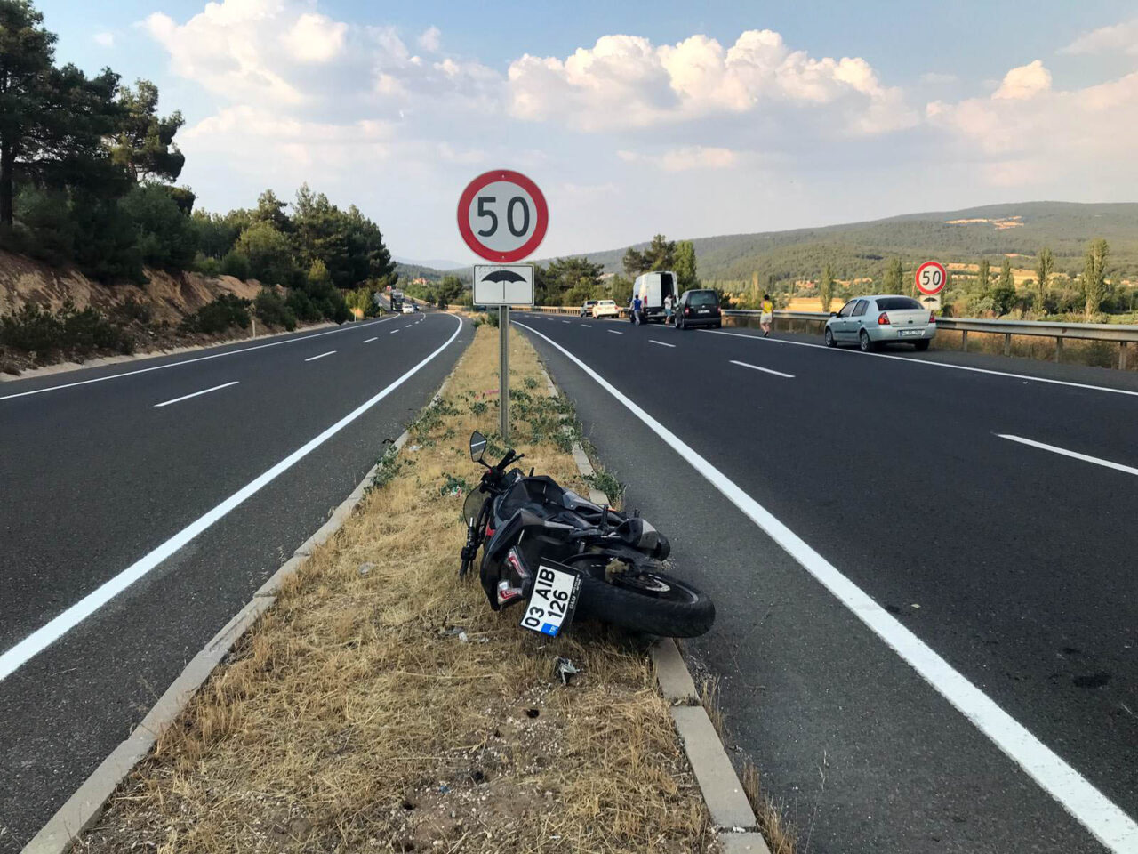 UŞAK (AA) – Uşak'ın Banaz ilçesinde refüje çarpan motosikletin sürücüsü