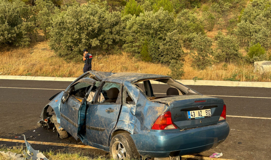 UŞAK (AA) – Uşak'ta refüje çarparak takla atan otomobildeki 5