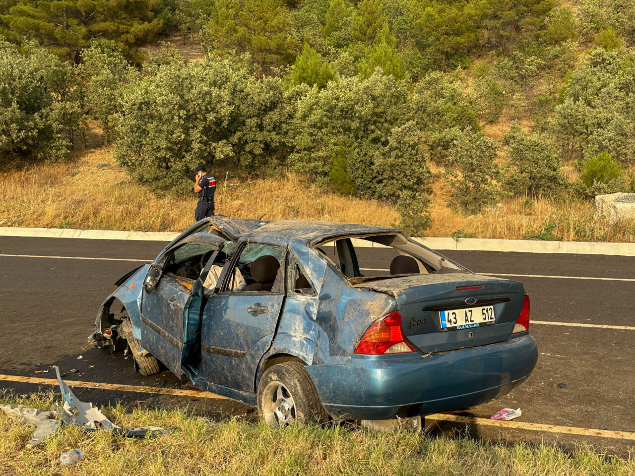 UŞAK (AA) – Uşak'ta refüje çarparak takla atan otomobildeki 5