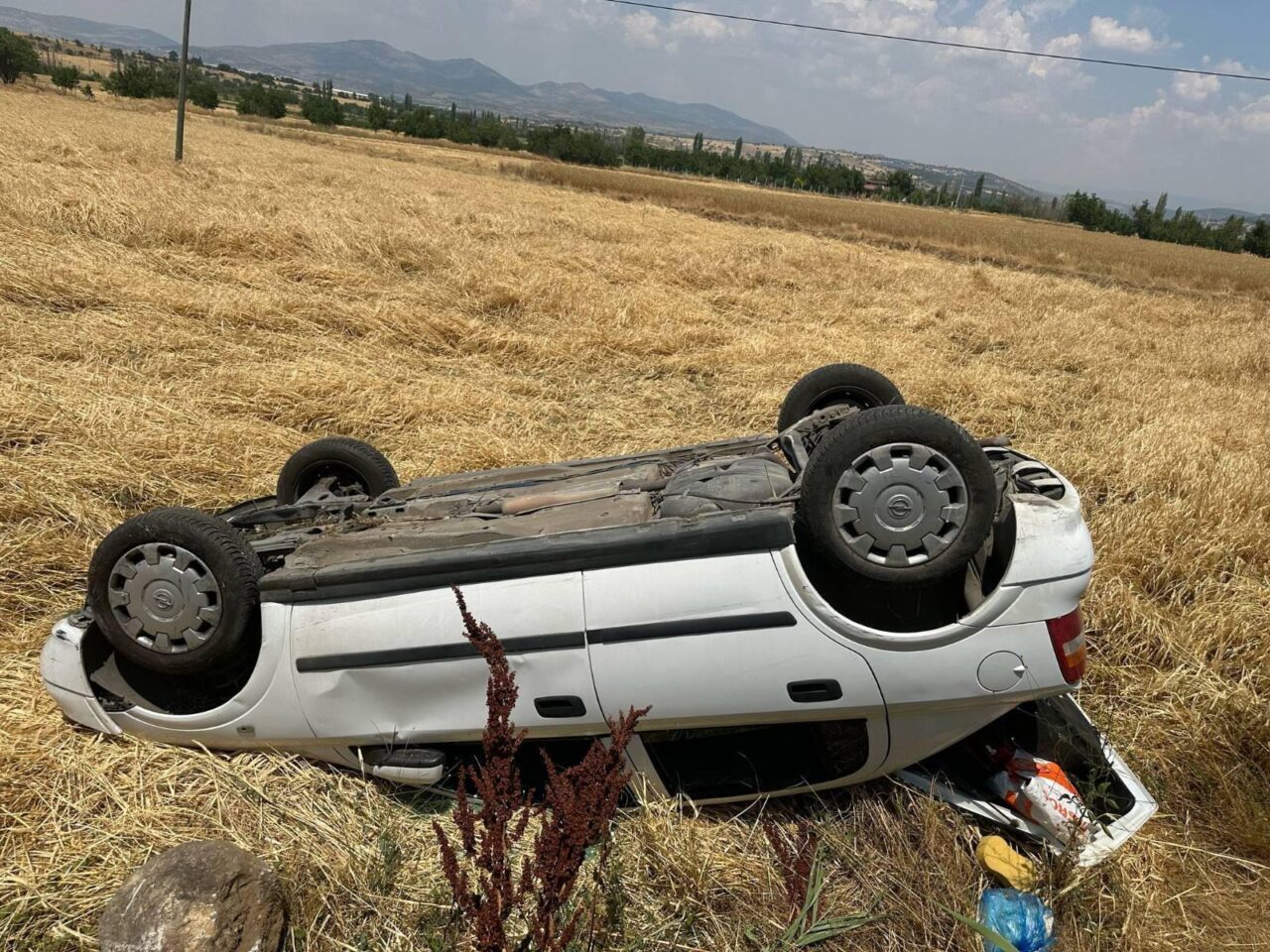 UŞAK (AA) – Uşak'ta tarlaya devrilen otomobildeki 3 kişi yaralandı.