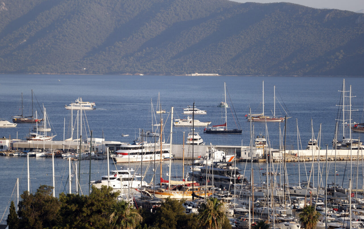 - Muğla'nın ünlü turizm merkezi Bodrum'un koylarında her geçen yaz