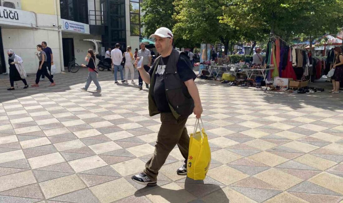 Eskişehir’de kent merkezinde dolaşıp vatandaşlara kaset satmaya çalışan Harun Koçak,