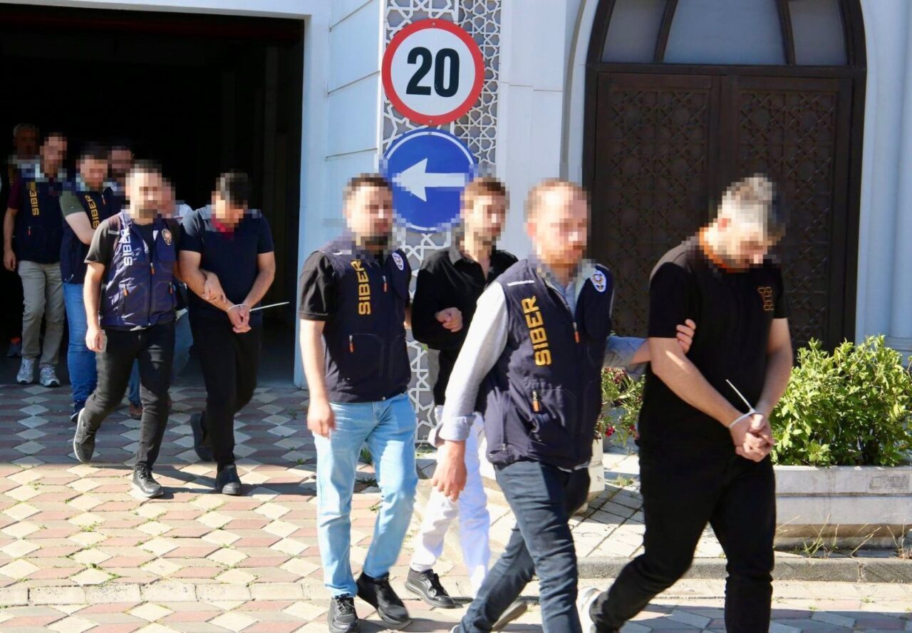 AFYONKARAHİSAR (AA) – Afyonkarahisar merkezli 5 ilde yapılan dolandırıcılık operasyonunda