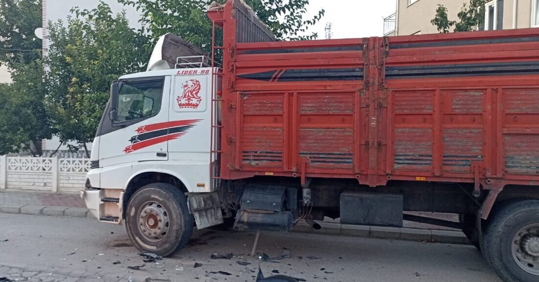 AFYONKARAHİSAR (AA) – Afyonkarahisar'da park halindeki kamyona çarpan otomobildeki 4