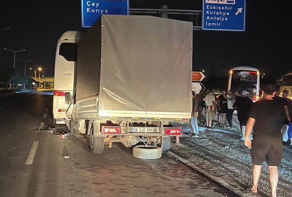 AFYONKARAHİSAR (AA) – Afyonkarahisar'da kamyonetin yolcu otobüsüne çarptığı kazada 7