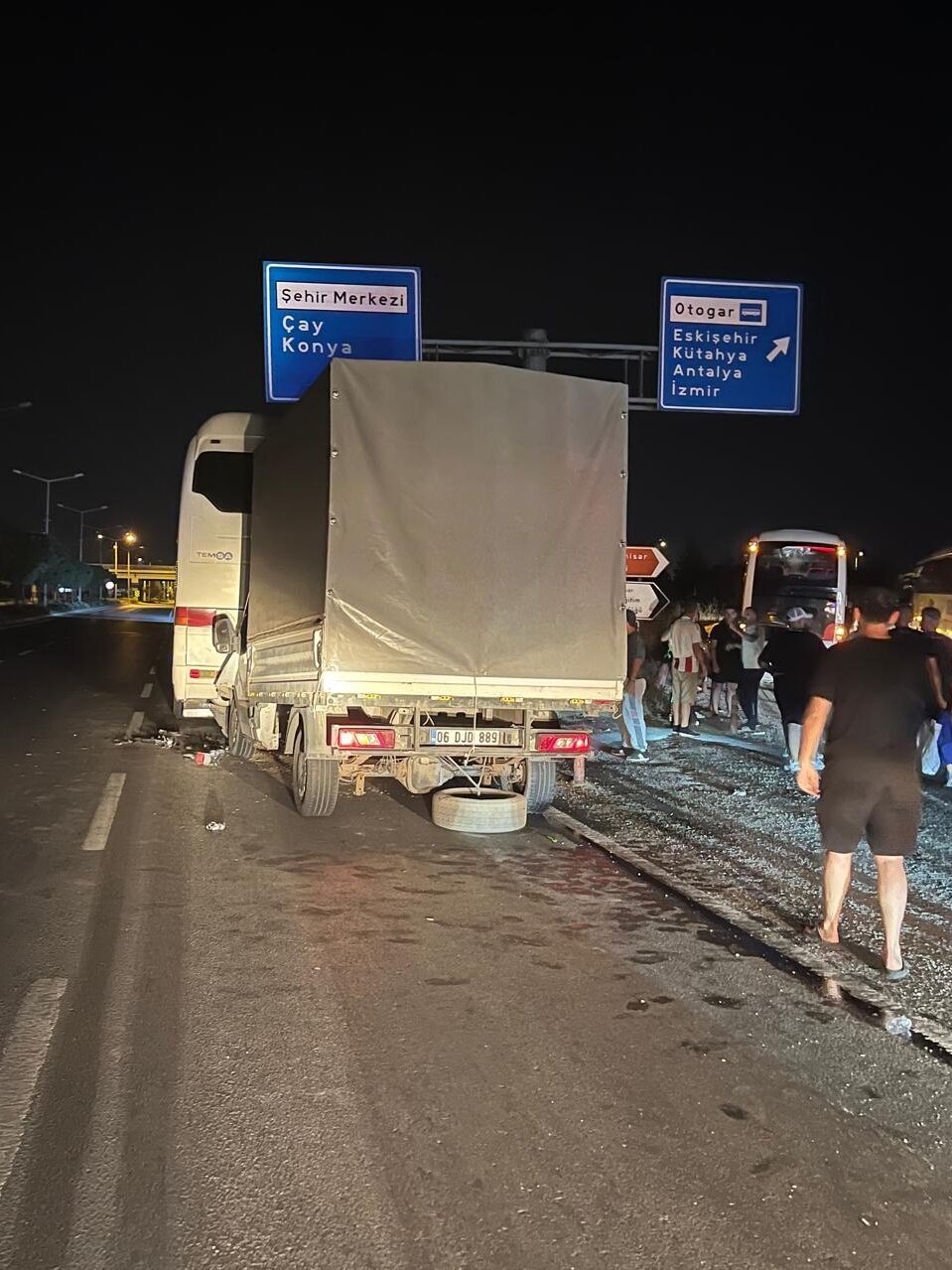 AFYONKARAHİSAR (AA) – Afyonkarahisar'da kamyonetin yolcu otobüsüne çarptığı kazada 7