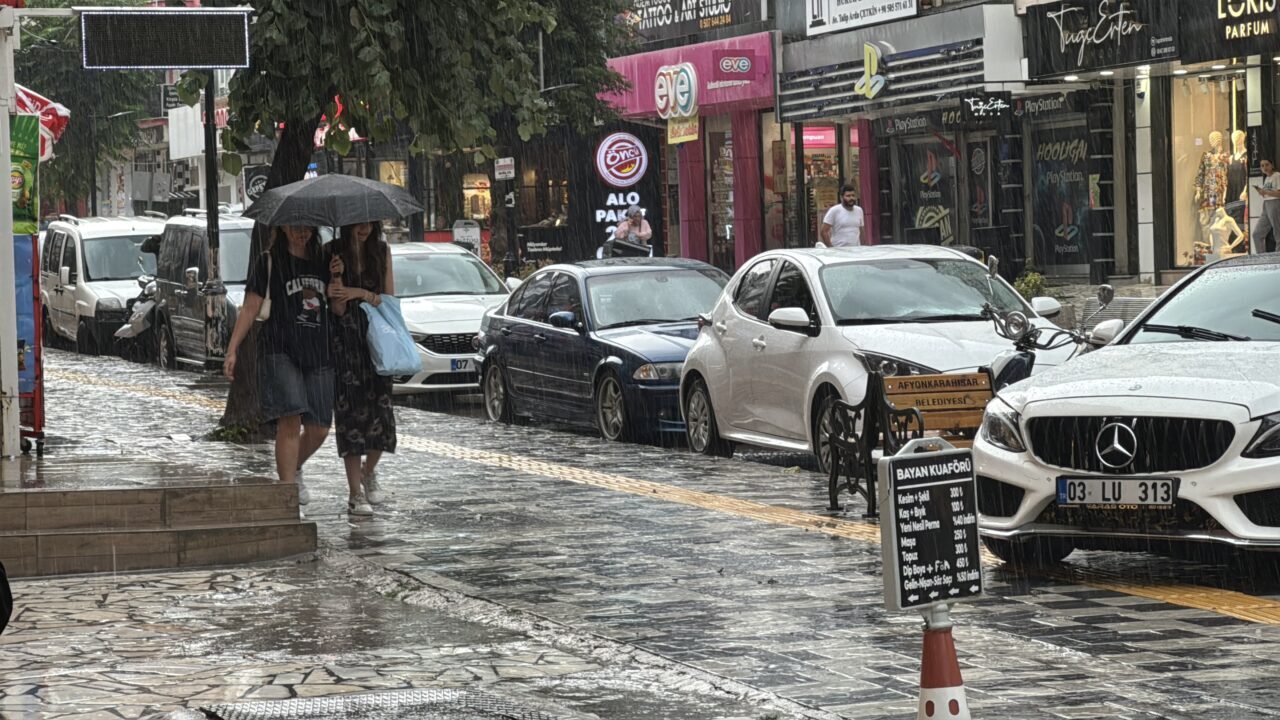 AFYONKARAHİSAR (AA) – Afyonkarahisar'da gök gürültülü sağanak nedeniyle trafikte sürücüler
