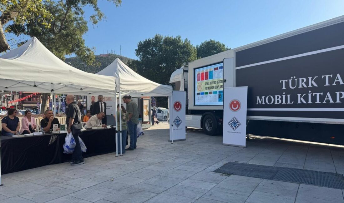 AFYONKARAHİSAR (AA) – Afyonkarahisar'da Türk Tarih Kurumu (TTK) Mobil Mağazasının