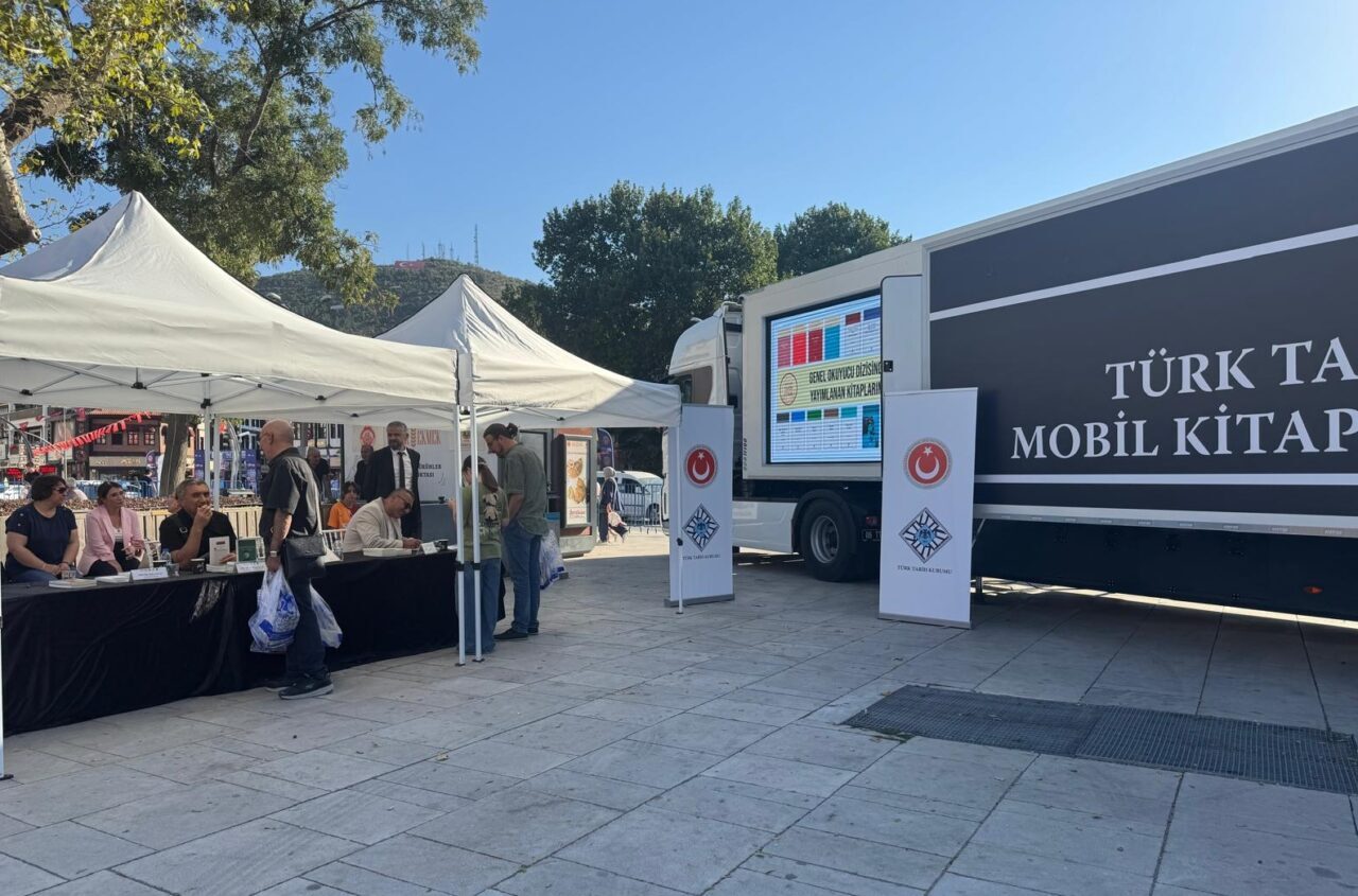 AFYONKARAHİSAR (AA) – Afyonkarahisar'da Türk Tarih Kurumu (TTK) Mobil Mağazasının