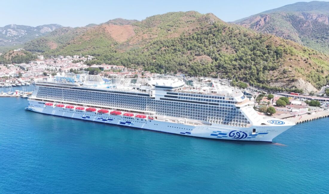 MUĞLA (AA) – Muğla'nın Marmaris ilçesine gelen "Aroya" isimli kruvaziyer
