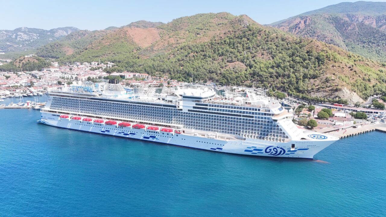 MUĞLA (AA) – Muğla'nın Marmaris ilçesine gelen "Aroya" isimli kruvaziyer